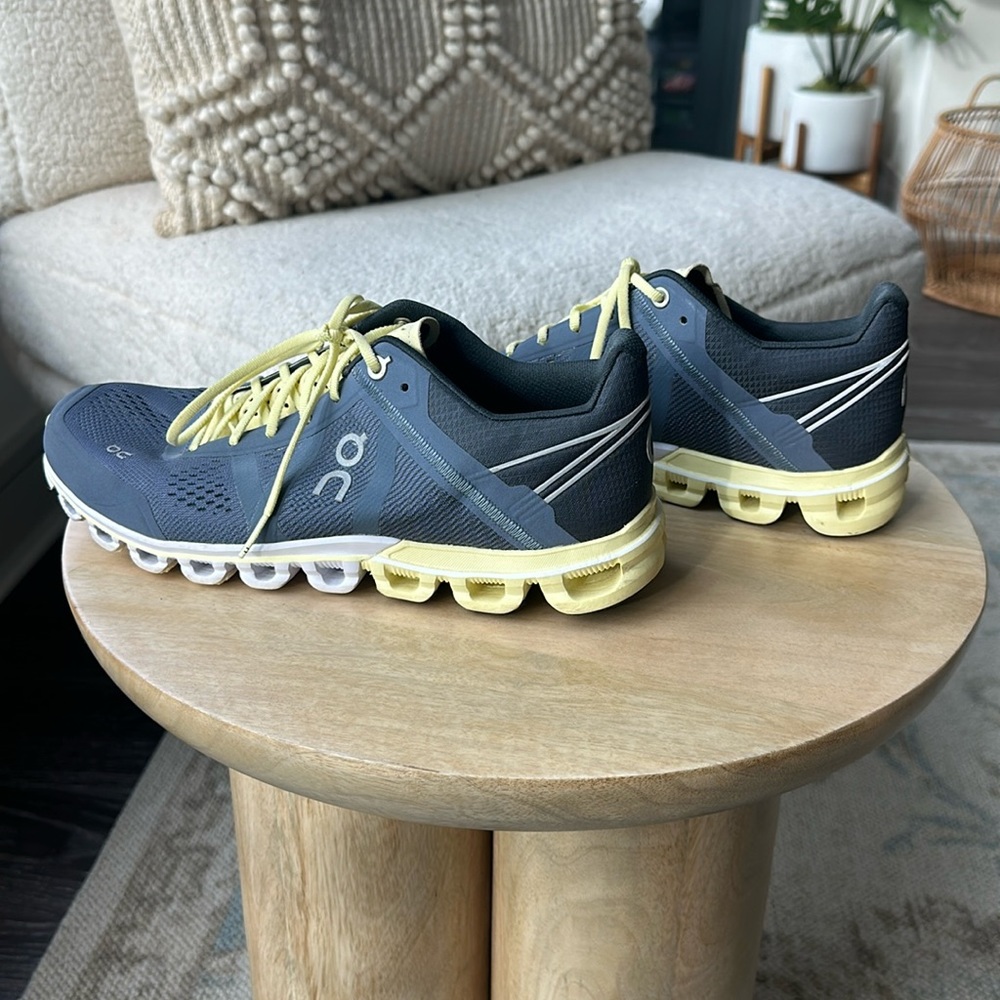 On CloudFlow Women’s Running Shoe - Smoke/Limelight
